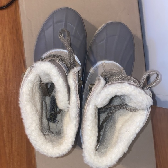 Khombu size 8 Zany Duck Boots for women. - Picture 5 of 5